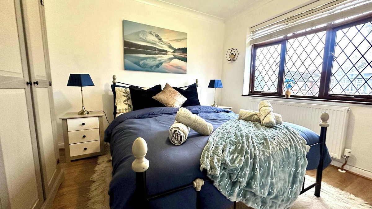 Bray on Thames House | Homely 3-Bed Bungalow, near Windsor & Slough