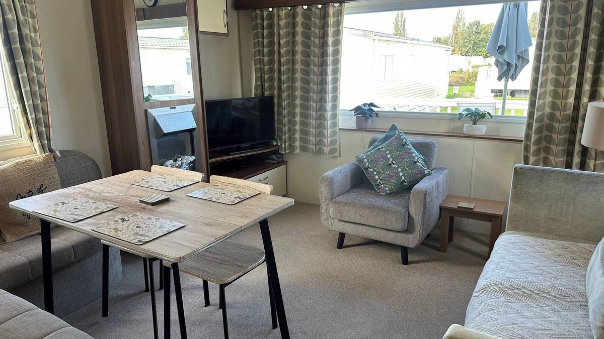 South Cerney Cabin | Homely 3 Bedroom Caravan in Cirencester