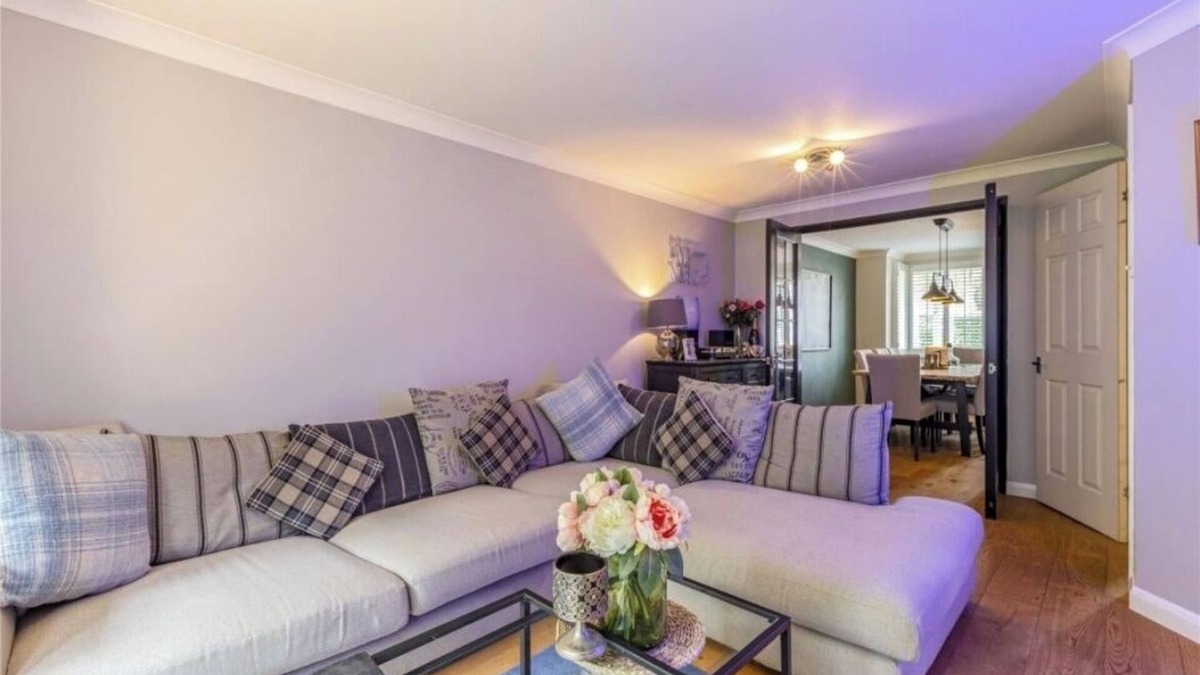 Runnymede House | Homely 4 Bedroom House Addlestone