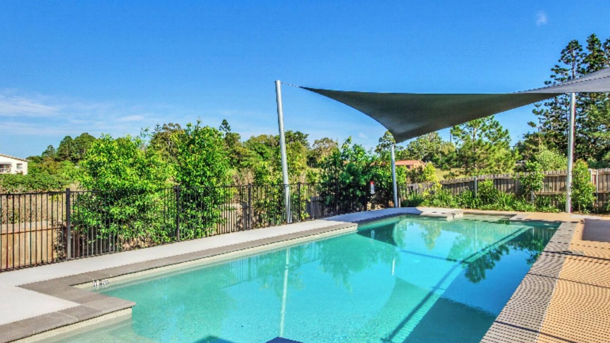 Mango Hill House | Homely Townhouse with Pools