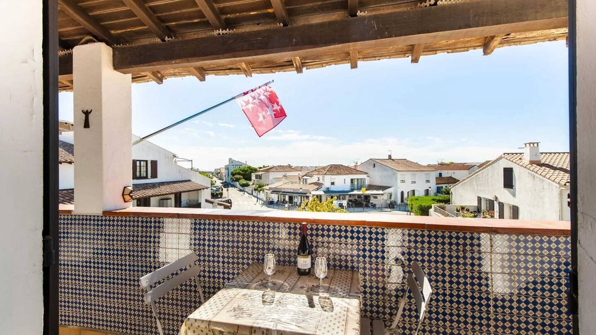 Saintes-Maries-de-la-Mer Apartment | Homerez - Spacious apartment Saintes-Maries-de-la-Mer 53 m² pets allowed