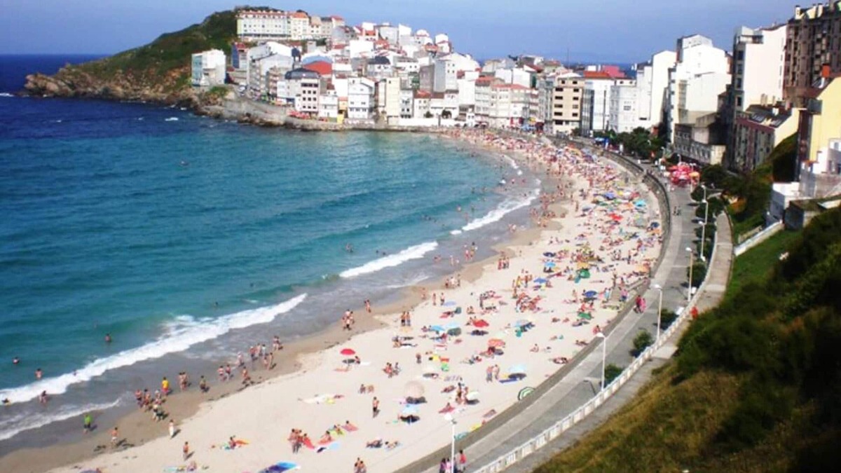 Malpica de Bergantinos Apartment | Homerez - 10 m away from the beach! Nice appartement for 7 ppl. at Malpica