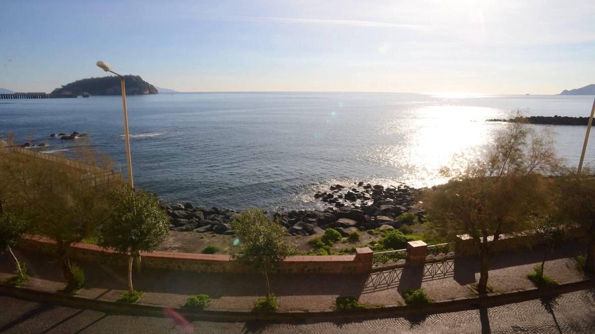 Pozzuoli Apartment | Homerez - 150 m away from the beach! Nice appartement for 4 ppl. with jacuzzi
