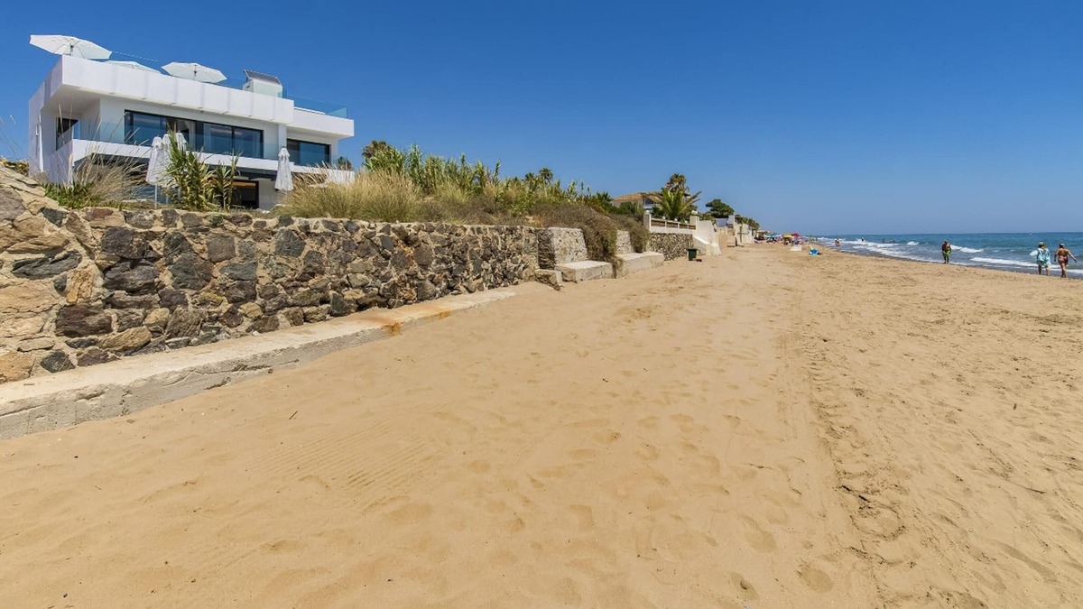 Urbanizacion Costabella Villa | Homerez - 2 m away from the beach! Villa with swimming-pool, jacuzzi and garden