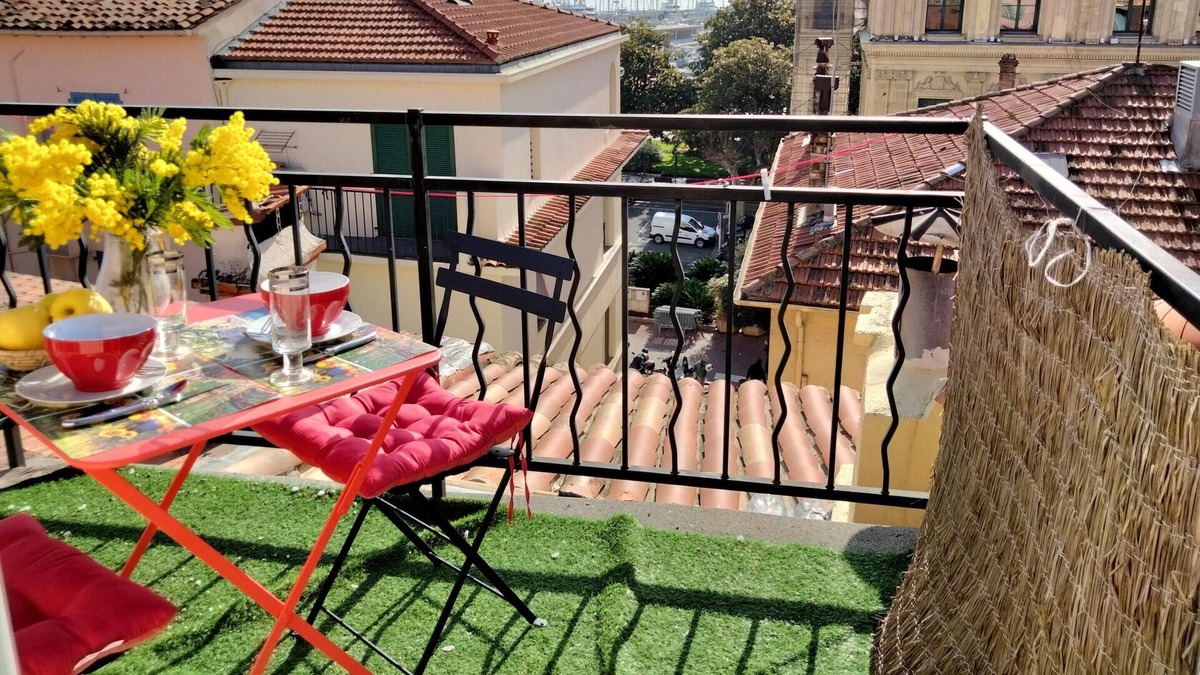 Le Suquet Apartment | Homerez - 200 m away from the beach! Studio for 2 ppl. with sea view at Cannes