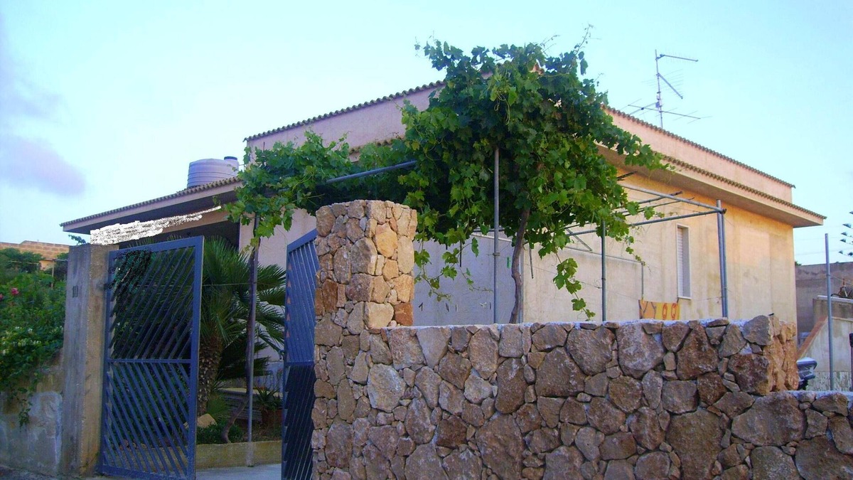 Cornino House | Homerez - 40 m away from the beach! House for 4 ppl. with terrace at Custonaci