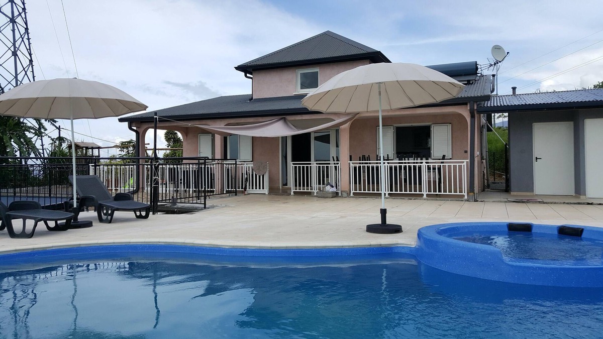 Saint-Benoit Villa | Homerez - Amazing villa 5 km away from the beach for 25 ppl. with swimming-pool
