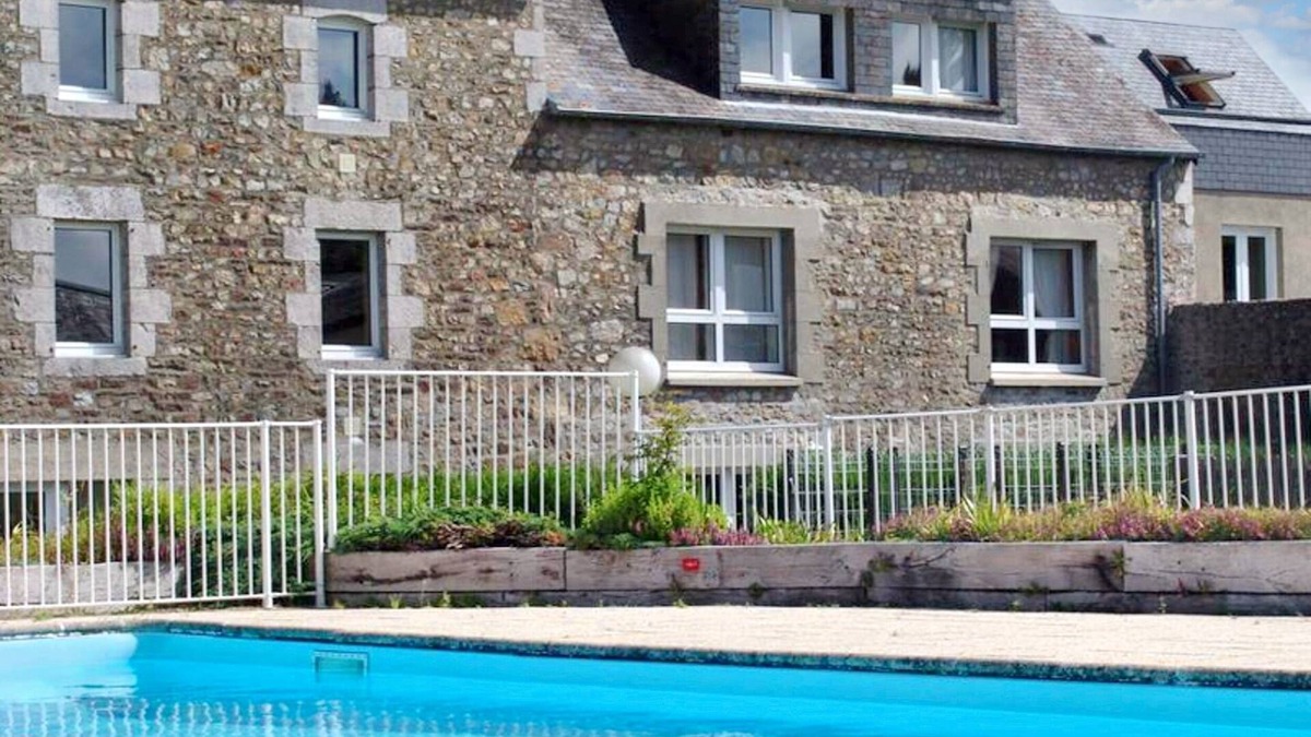 Montmartin-sur-Mer Apartment | Homerez - Apartment Montmartin-sur-Mer