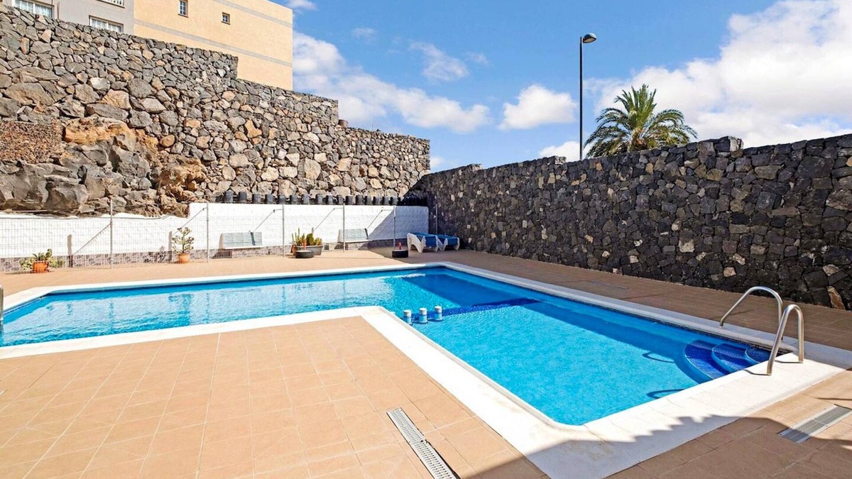 Las Rosas Apartment | Homerez - Appartement 1 km away from the beach for 4 ppl. with shared pool