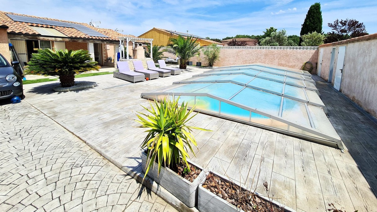 Vitrolles Apartment | Homerez - Appartement 15 km away from the beach for 2 ppl. with shared pool