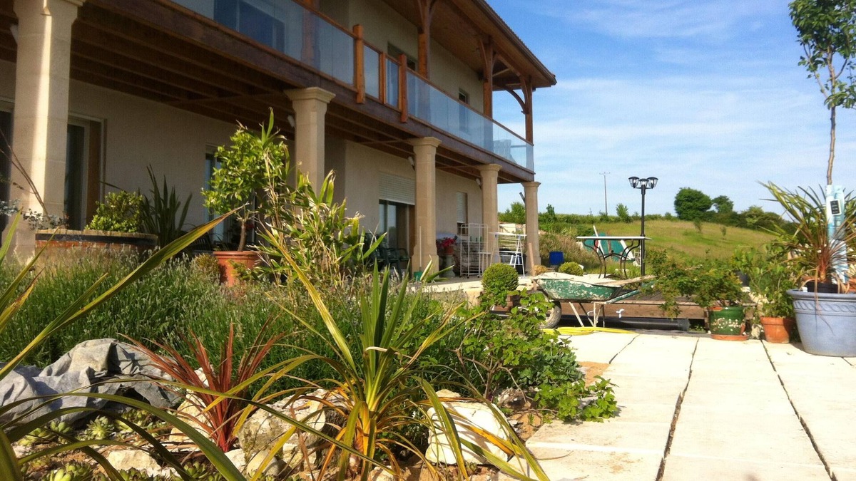 Catonvielle Apartment | Homerez - Appartement for 5 ppl. with swimming-pool and jacuzzi at Catonvielle
