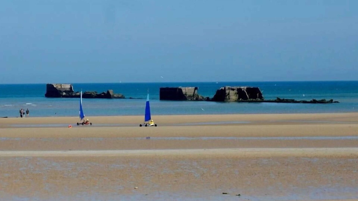 Asnelles House | Homerez - Beachfront house with direct access