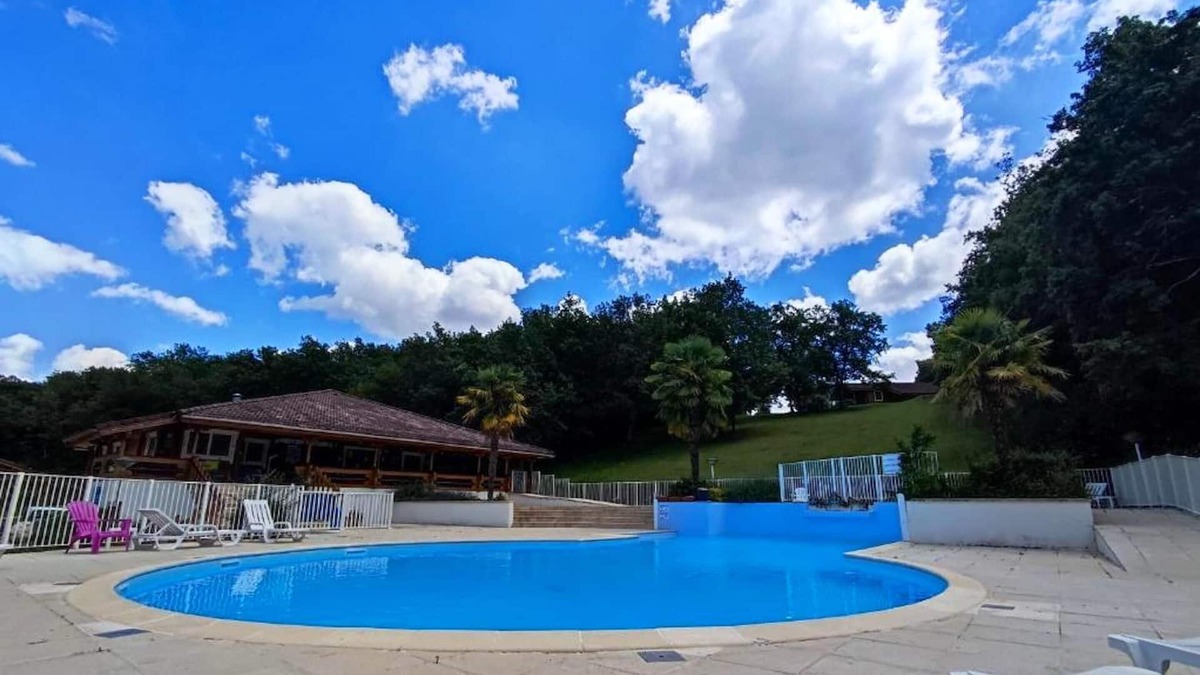Mauroux Ski Chalet | Homerez - Beautiful chalet for 6 ppl. with shared pool and terrace at Mauroux