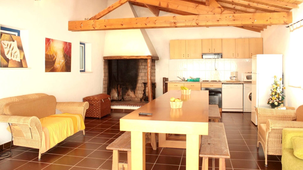 Burinhosa House | Homerez - Big house 5 km away from the beach for 10 ppl. with shared pool