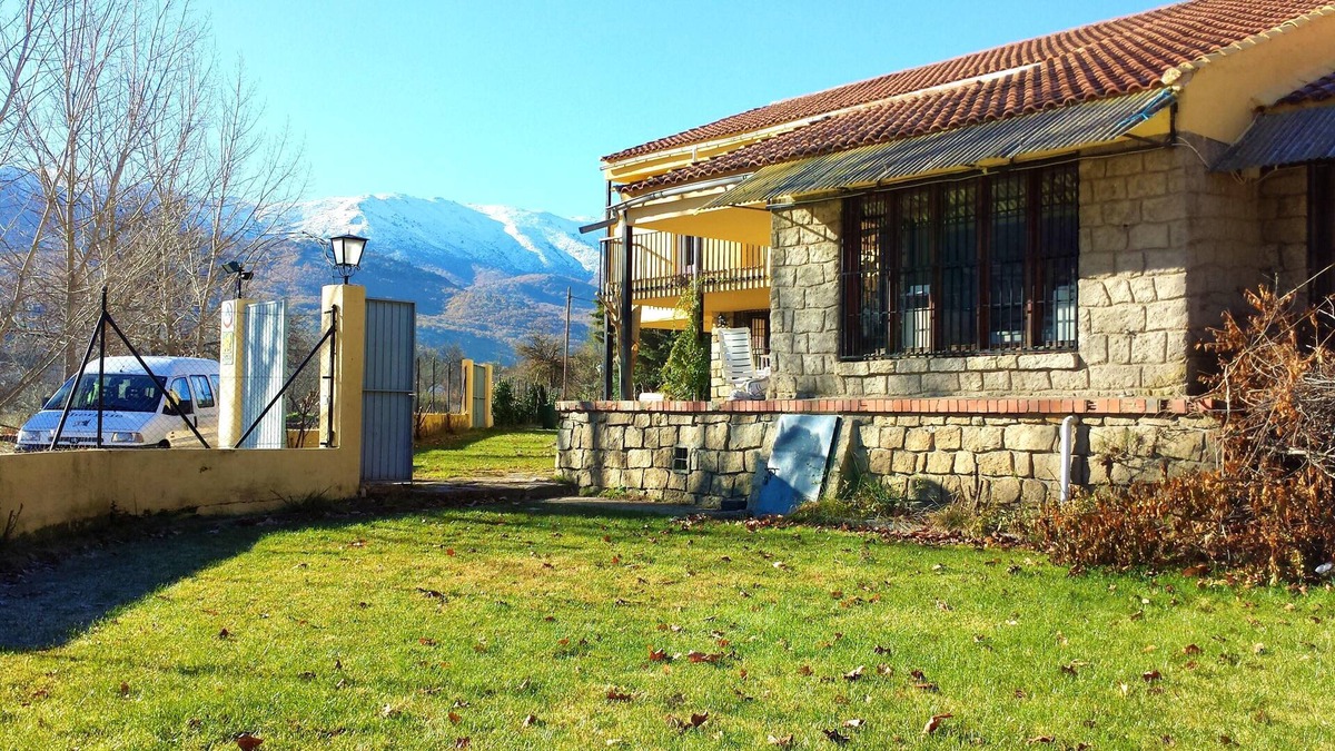 Navaluenga House | Homerez - Big house for 30 ppl. with garden and terrace at Navaluenga