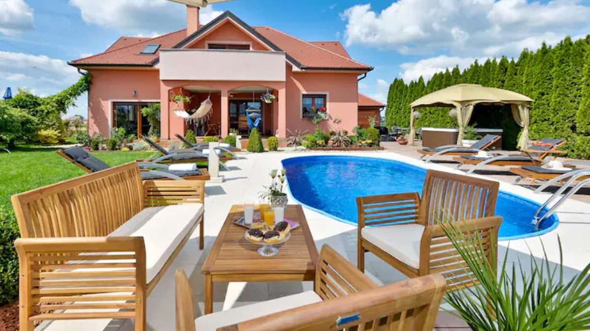 Sveti Ilija Villa | Homerez - Big villa for 10 ppl. with swimming-pool, jacuzzi and garden at Turčin