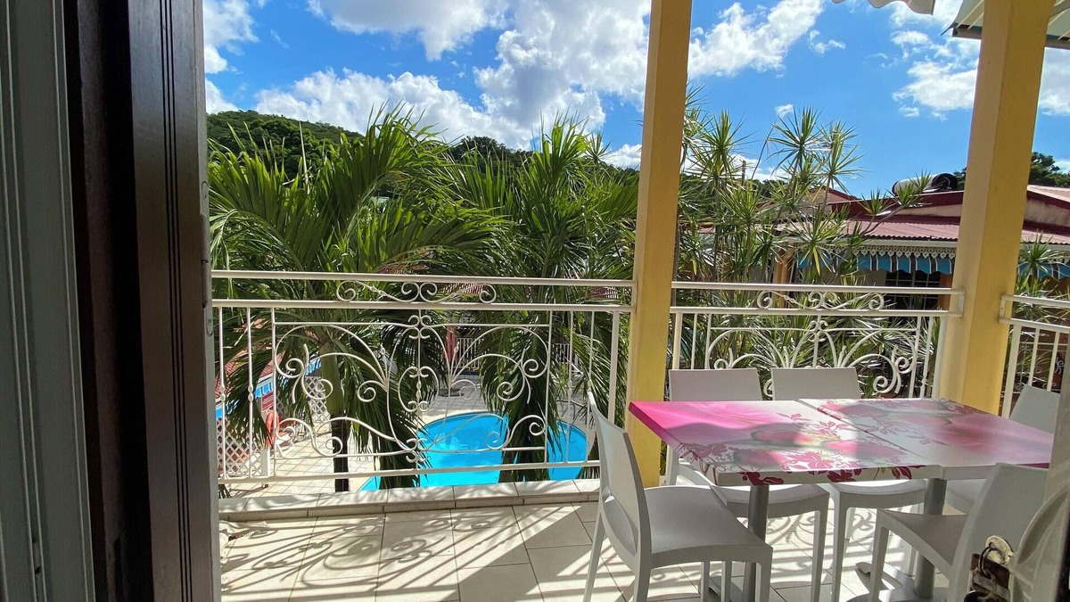 Baille-Argent Apartment | Homerez - Bright apartment in Pointe-Noire with shared pool