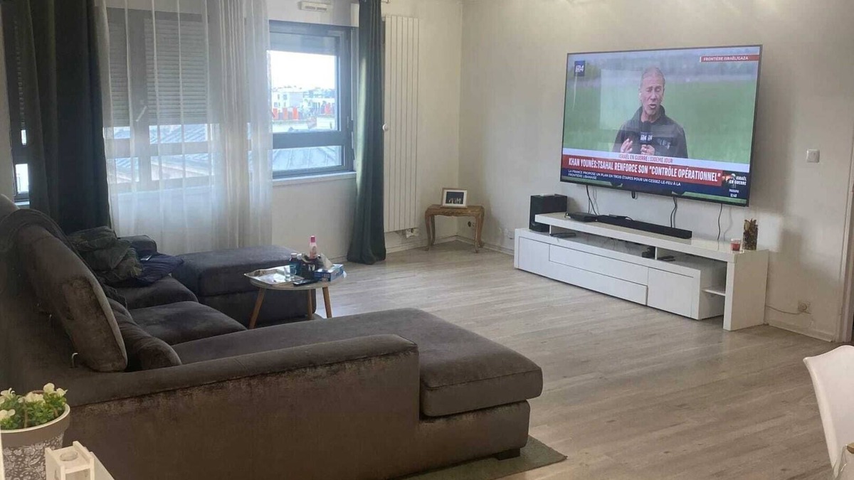 Saint-Fargeau Apartment | Homerez - Bright Apartment Paris, Gambetta