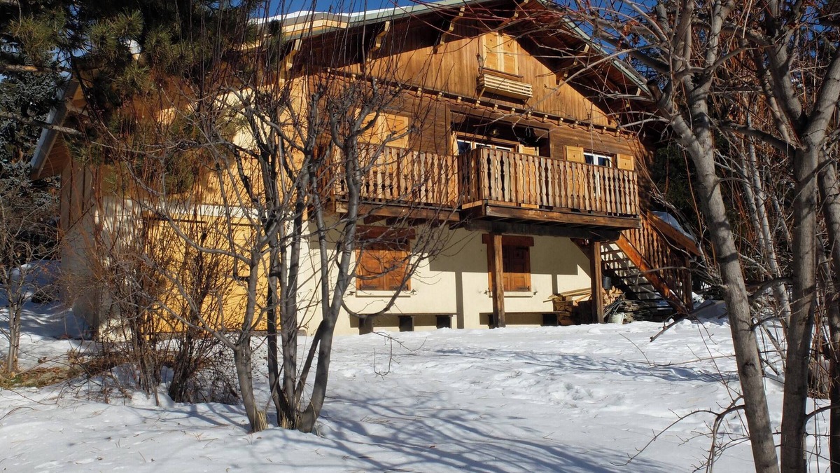 Saint-Chaffrey Ski Chalet | Homerez - Chalet in Saint-Chaffrey, mountain view