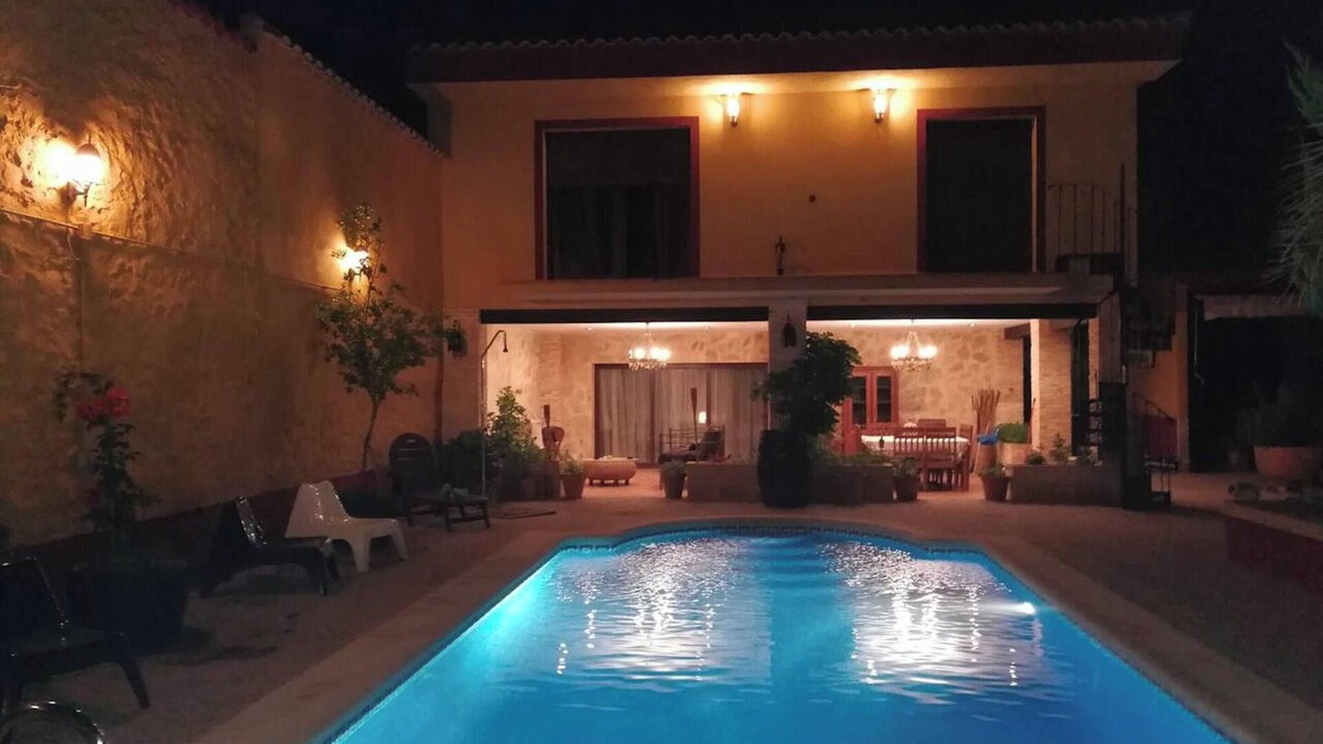 Alcazar de San Juan Ski Chalet | Homerez - Chalet in Cinco Casas