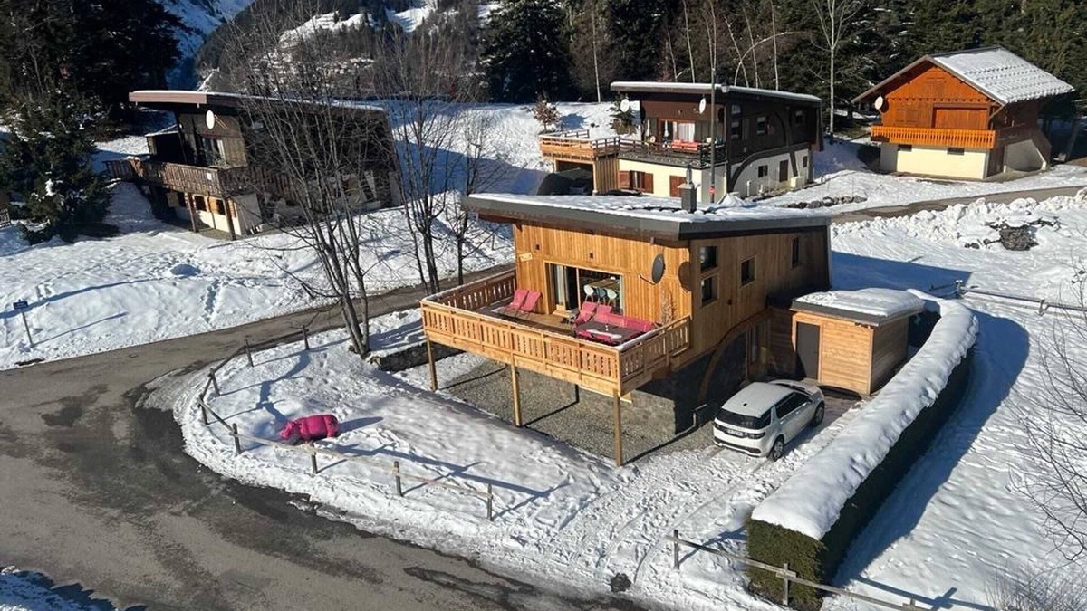 La Lechere Ski Chalet | Homerez - Chalet in La Léchère