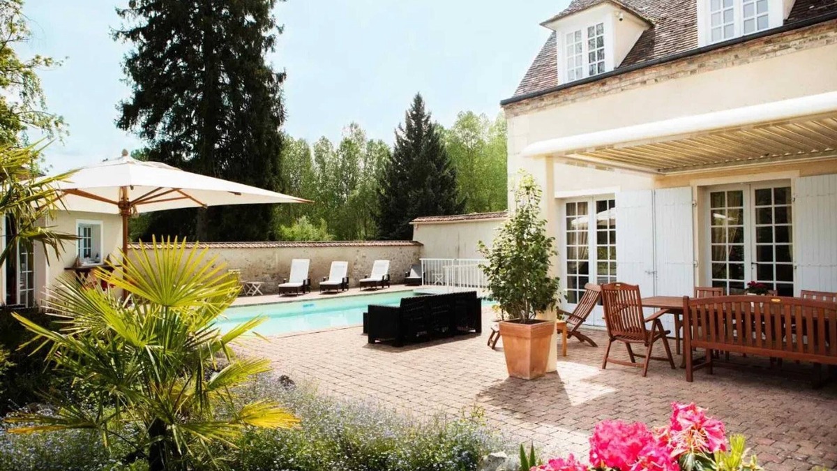 Houx House | Homerez - Charming house in Houx with private pool