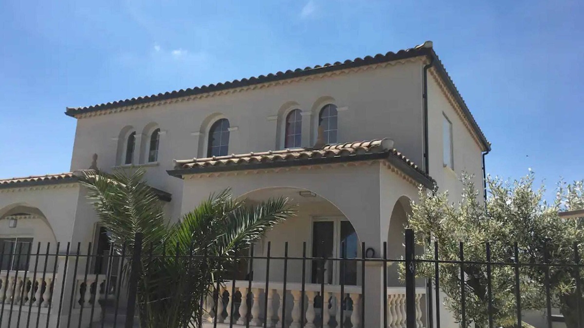 Saint-Gilles Villa | Homerez - Charming Villa in Saint-Gilles with Pool