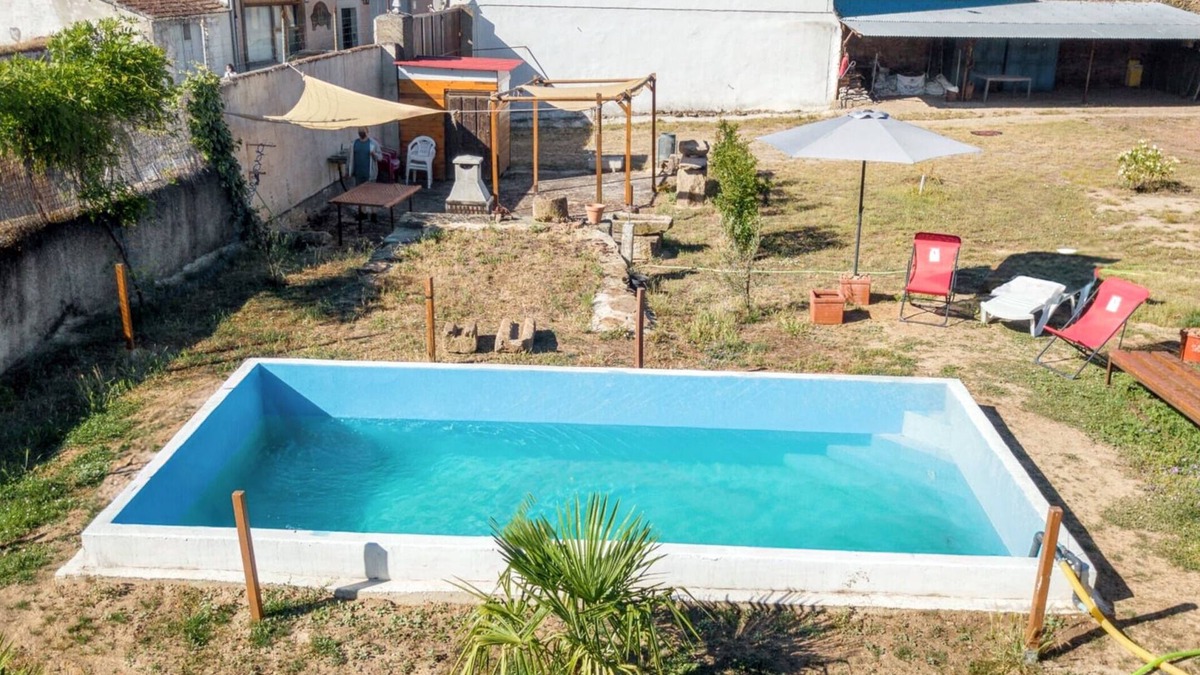 Vitigudino Villa | Homerez - Charming Villa Near Vitigudino with Shared Pool