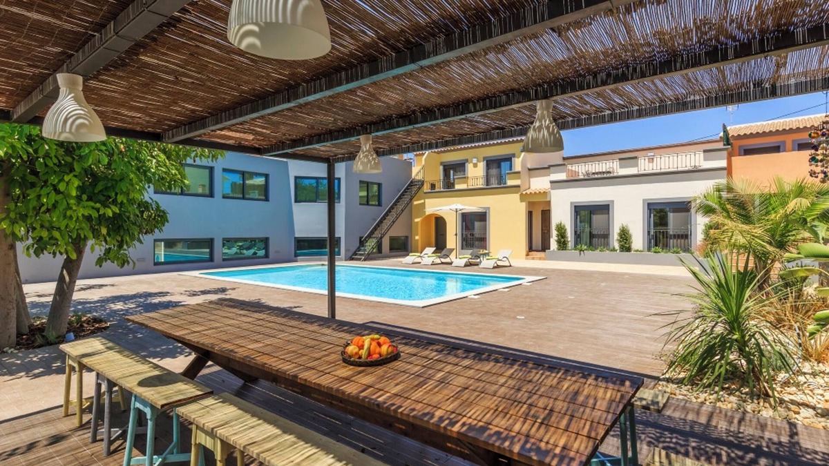 Olhao Villa | Homerez - Charming Villa in Quelfes with Shared Pool