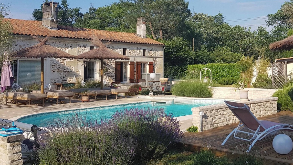 Bussac-Foret House | Homerez - Comfortable House in Bussac-Forêt - Pool