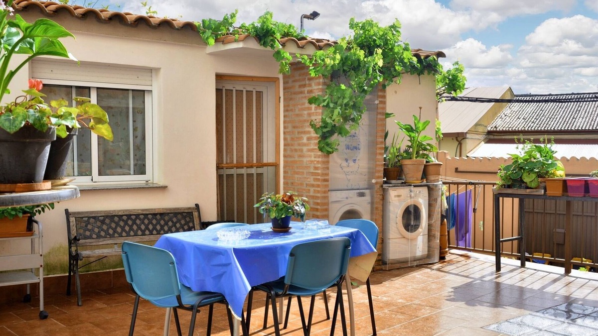 Distrito Centro-Casco-Antiguo Apartment | Homerez - Comfortable apartment in Cáceres - 55 m² - Welcoming terrace