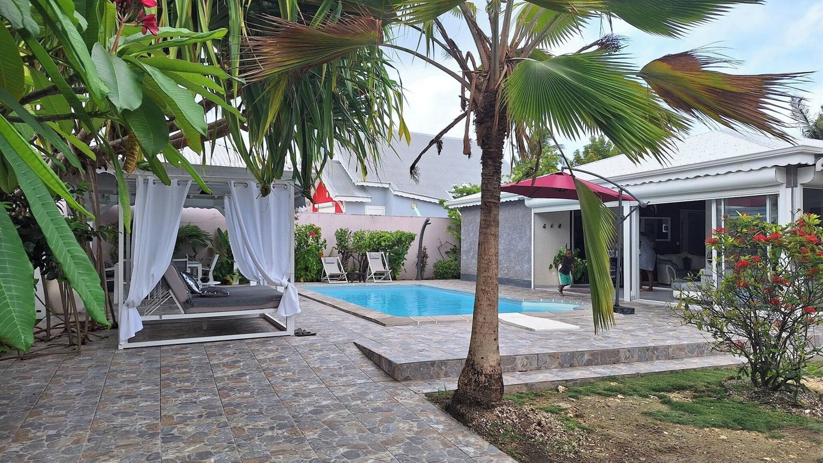 Sainte-Anne Villa | Homerez - Comfortable Villa in Sainte-Anne with Private Pool