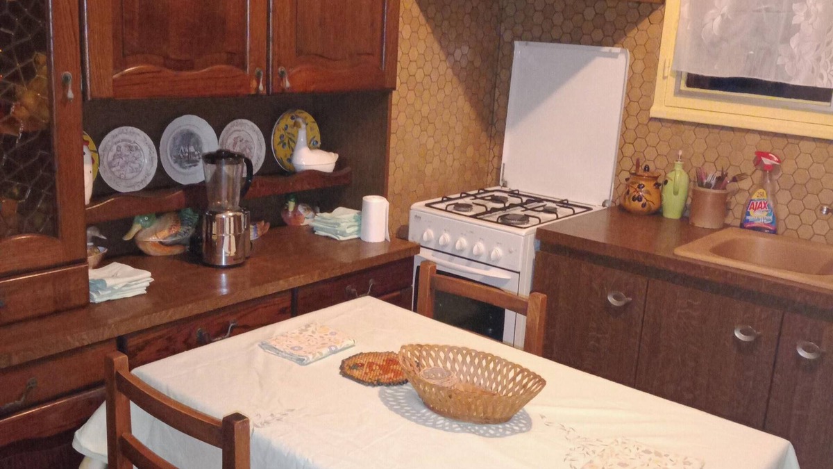 Montlucon House | Homerez - Comfortable house in Montluçon with secluded garden