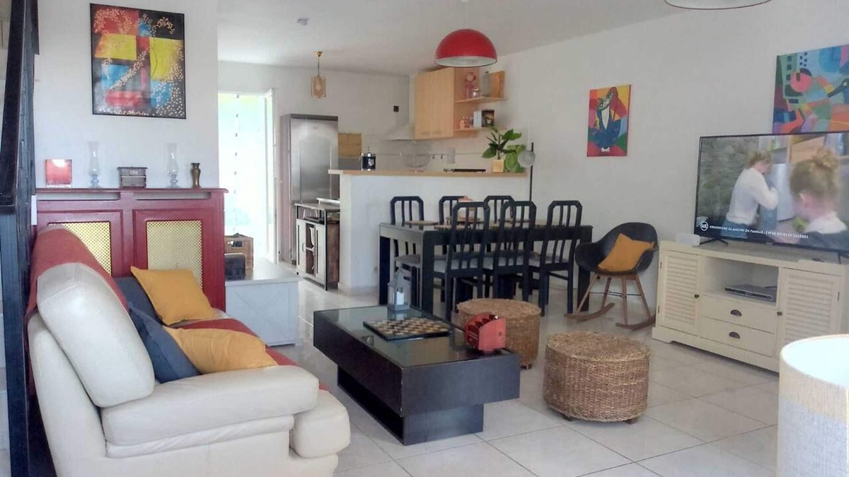 Lunel House | Homerez - Comfortable House in Lunel with Terrace and Air Conditioning