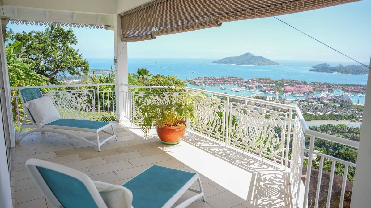Zig Zag Ward Apartment | Homerez - Elegant apartment in Les Mamelles