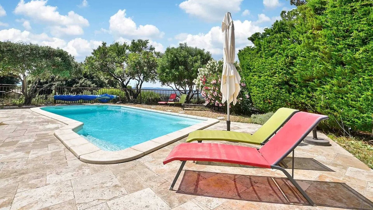 Eyragues Villa | Homerez - Enchanting Villa with Private Pool in Eyragues