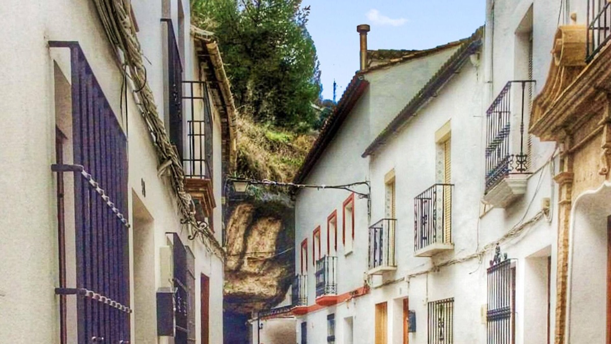 Setenil de las Bodegas House | Homerez - Spacious house for 4 ppl. with balcony at Setenil de las Bodegas