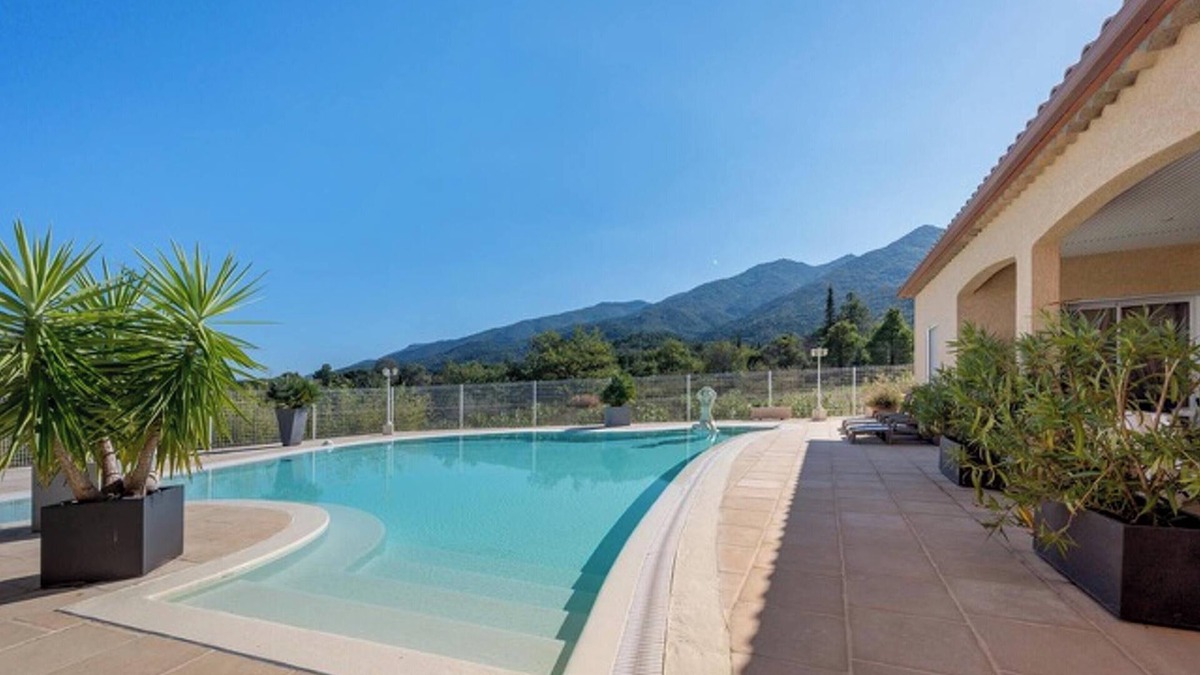 Montesquieu-des-Alberes House | Homerez - House with pool in Montesquieu-des-Albères