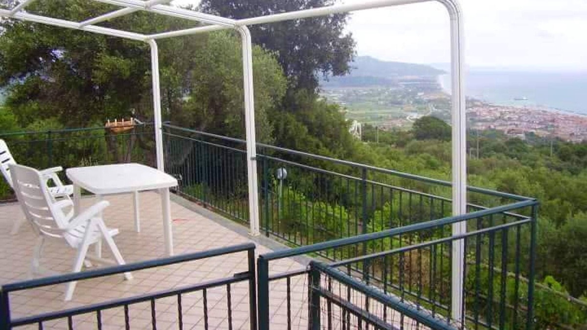 Casal Velino House | Homerez - House 6 km away from the beach for 4 ppl. with garden at Casal Velino
