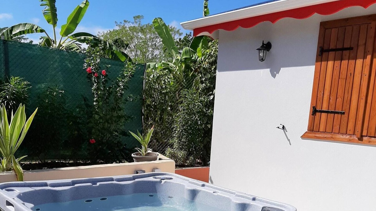Petit-Canal House | Homerez - House 8 km away from the beach for 6 ppl. with jacuzzi at Petit-Canal