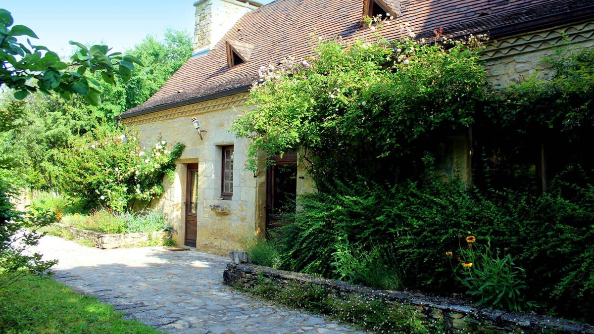 Saint-Cybranet House | Homerez - House for 8 ppl. with shared pool and terrace at Saint-Cybranet
