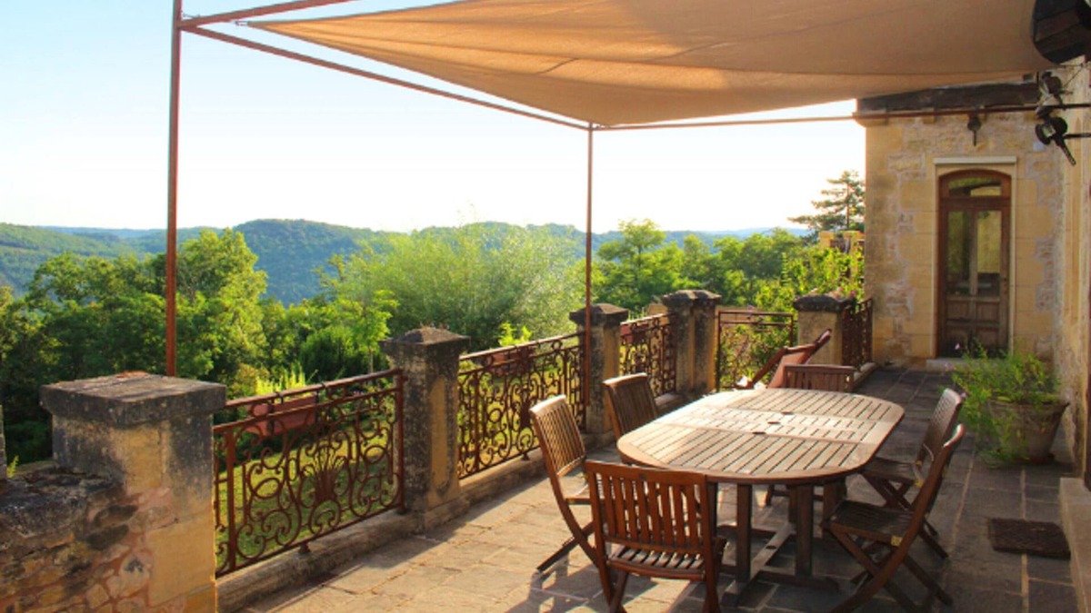 Saint-Cybranet House | Homerez - House for 9 ppl. with shared pool and terrace at Saint-Cybranet