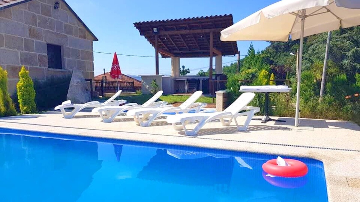 A Lama House | Homerez - House for 8 ppl. with swimming-pool, jacuzzi and garden at Pontevedra