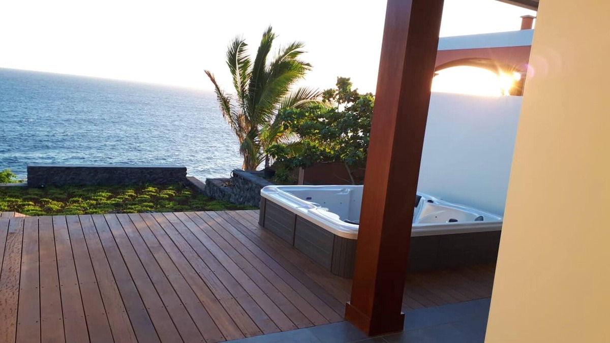 Saint-Pierre De La Reunion House | Homerez - House for 6 ppl. with jacuzzi, sea view and garden at Saint Pierre