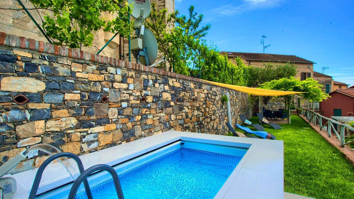 Diano San Pietro House | Homerez - House for 4 ppl. with swimming-pool and terrace at Diano San Pietro
