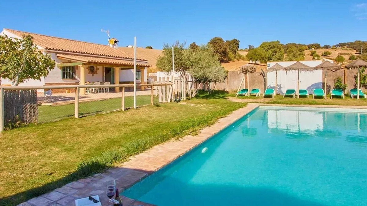 Prado del Rey Villa | Homerez - Luxurious Villa in Prado del Rey with Private Pool
