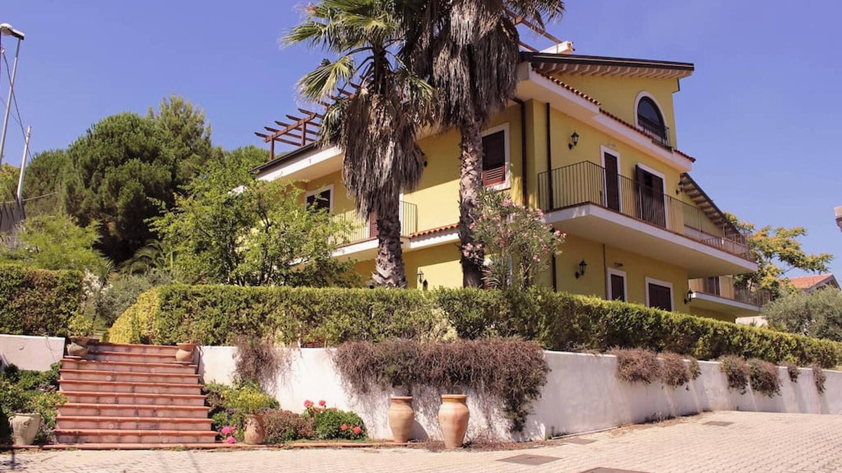 Nicolosi Apartment | Homerez - Modern Apartment in Nicolosi - 52 sqm