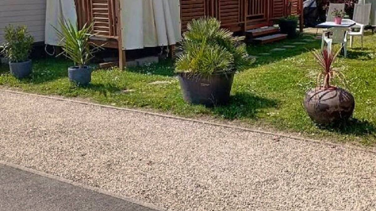 Condrieu House | Homerez - Nice bungalow for 6 ppl. with shared pool and terrace at Condrieu