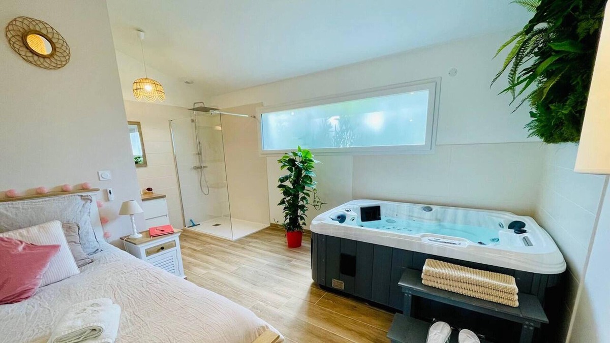 Uchaux House | Homerez - Nice house for 2 ppl. with jacuzzi at Uchaux