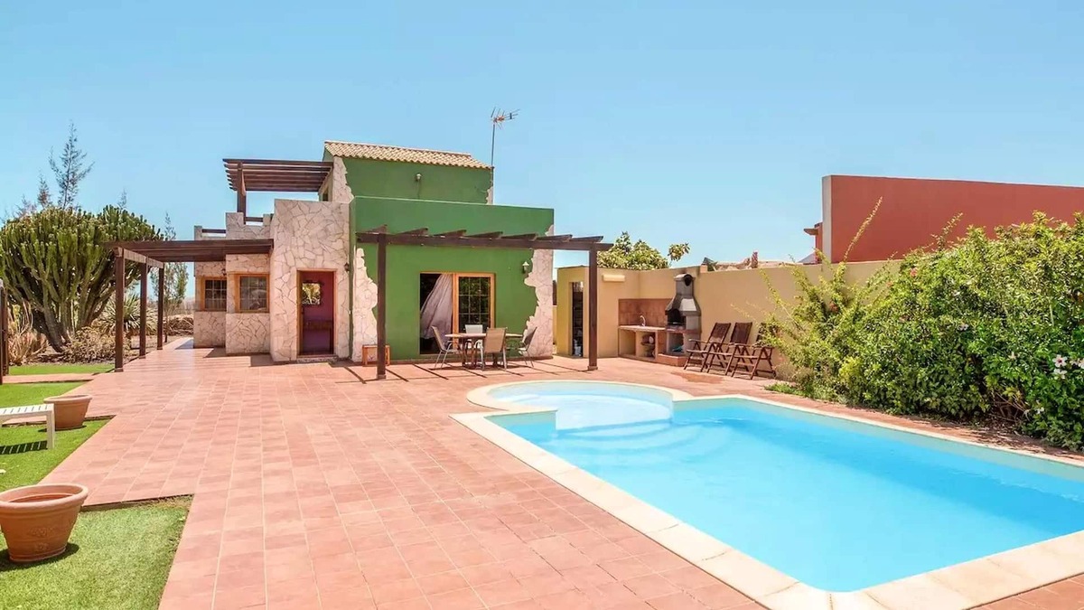 Casillas de Morales Villa | Homerez - Spacious villa 13 km away from the beach for 7 ppl. with swimming-pool
